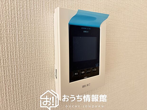 【TVモニター付インターホン】手放し通話ができ、送話表示灯で送話・受話状態が確認できます。
映像と音声で玄関先の様子をチェックできるモニター機能や、夜間の訪問者の顔も確認できるLEDライトを装備しています。