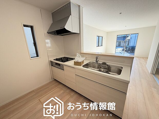 【現地写真（キッチン）】収納たっぷりのシステムキッチン、浄水器付水栓を標準装備しています。