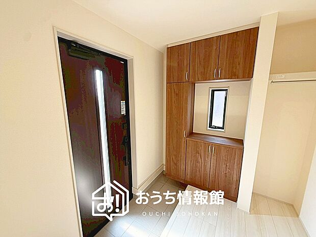 【現地写真（玄関）】玄関には、大型のシューズ収納を設置しています。