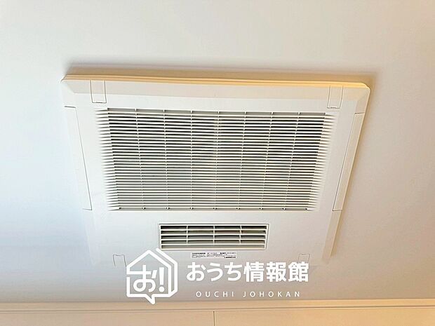 【電気式浴室暖房換気乾燥機】寒い冬場はあたたかく、暑い夏場は扇風機のような心地よさです。
雨の日は、浴室が衣類乾燥スペースになります。