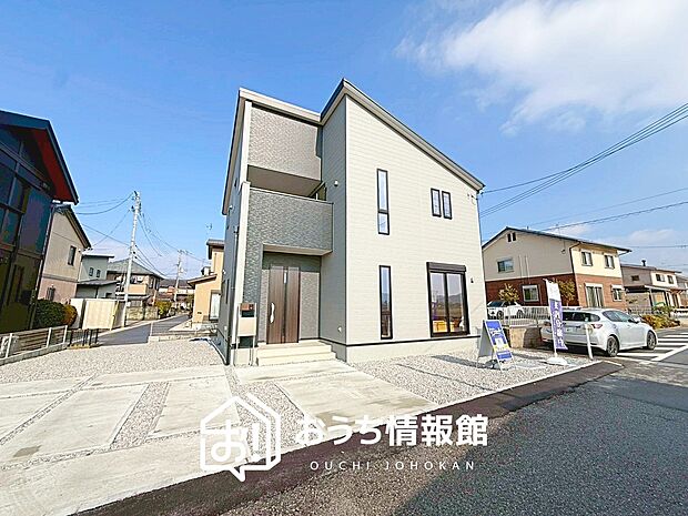 【現地写真（前道含む外観）】軽くて火災に強い屋根材を採用し、地震時の建物への負担や揺れを軽減しています。