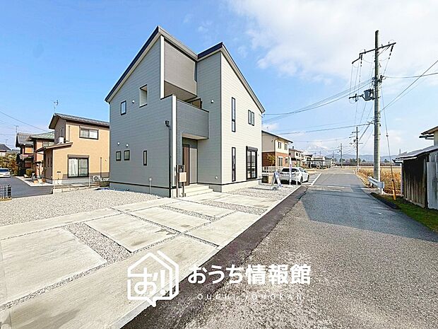 【現地写真（前道含む外観）】健康被害に配慮したもっとも安全性の高い建材を採用し、シックハウス対策をしております。