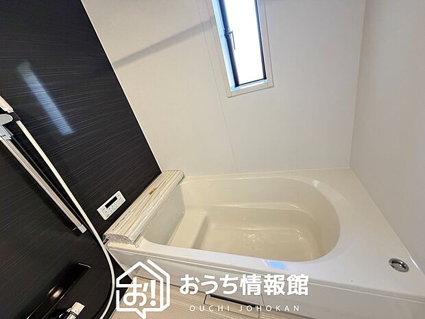 【現地写真（浴室）】浴室暖房乾燥機付き。１坪タイプで広々です。