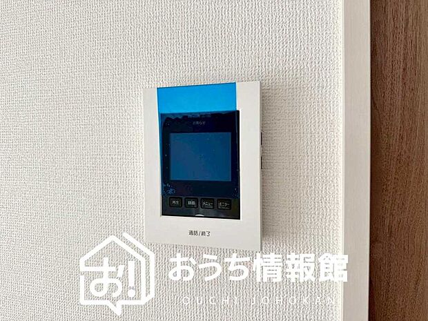 【カラーテレビドアホン】くっきり見やすいカラーモニターです。
夜でも来客者が見やすいLED照明付きです。