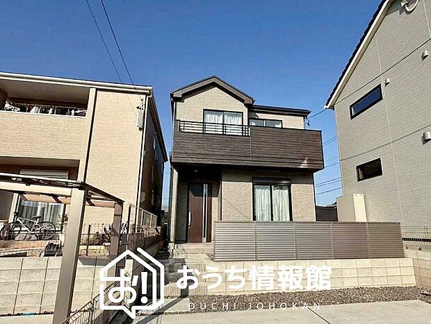 【現地写真（外観）】雨で汚れを落とし、耐久性・耐候性に優れた外壁を使用しています。