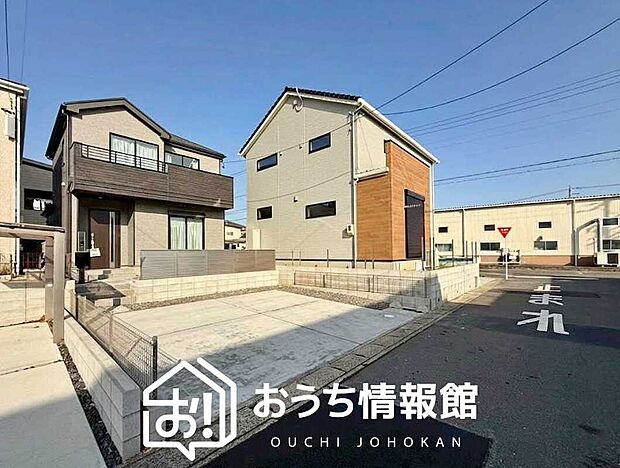 【現地写真（前道含む外観）】健康被害に配慮したもっとも安全性の高い建材を採用し、シックハウス対策をしております。