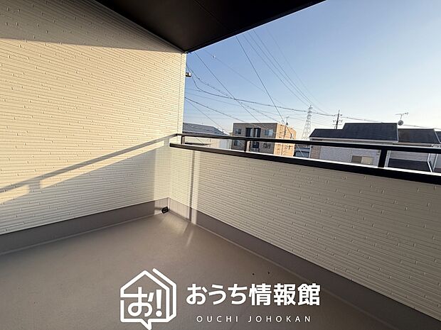 【バルコニー】奥行きが広く、洗濯物をゆったりと干せる十分な広さで、家族の洗濯も捗ります。