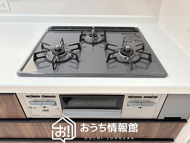 【ビルトインコンロ】フラットな構造で清掃性が高く、過熱防止センサー付３口タイプで日頃の家事も快適です。