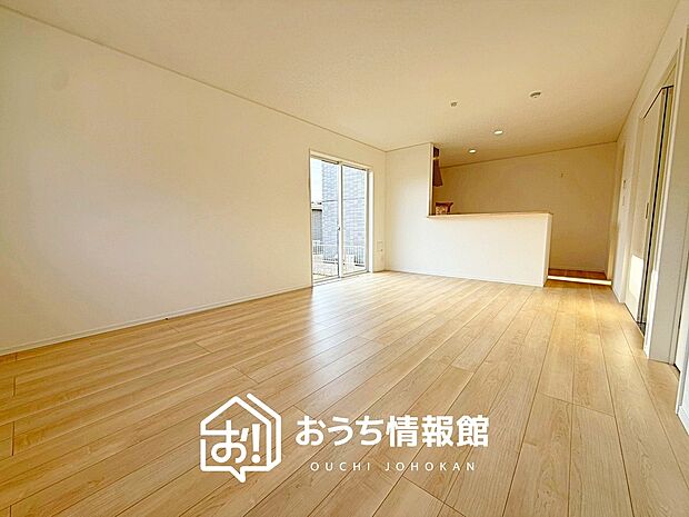 【現地写真（リビング）】フローリング材には、木目、色調など木材特有の風合いがあり、ナチュラルな美しさになっています。