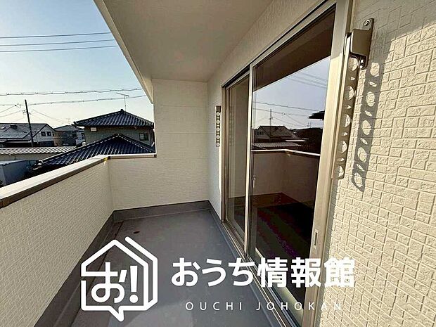 【バルコニー】奥行きが広く、洗濯物をゆったりと干せる十分な広さで、家族の洗濯も捗ります。