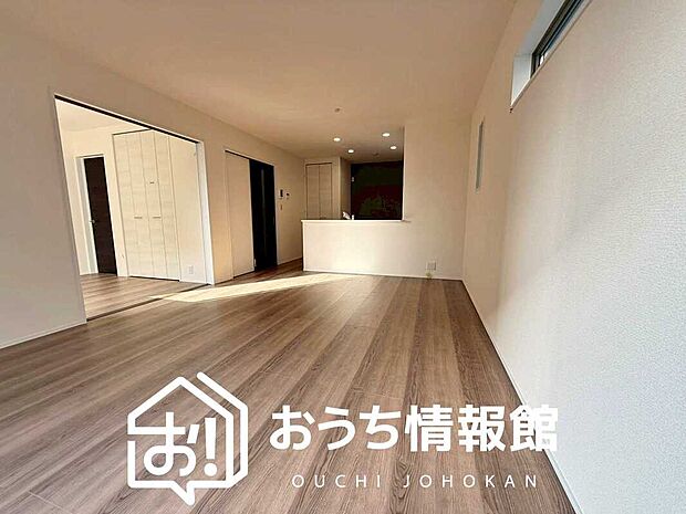 【現地写真（リビング）】フローリング材には、木目、色調など木材特有の風合いがあり、ナチュラルな美しさになっています。