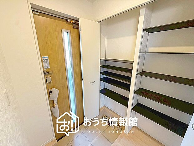 【現地写真（玄関）】玄関には、大型のシューズ収納を設置しています。