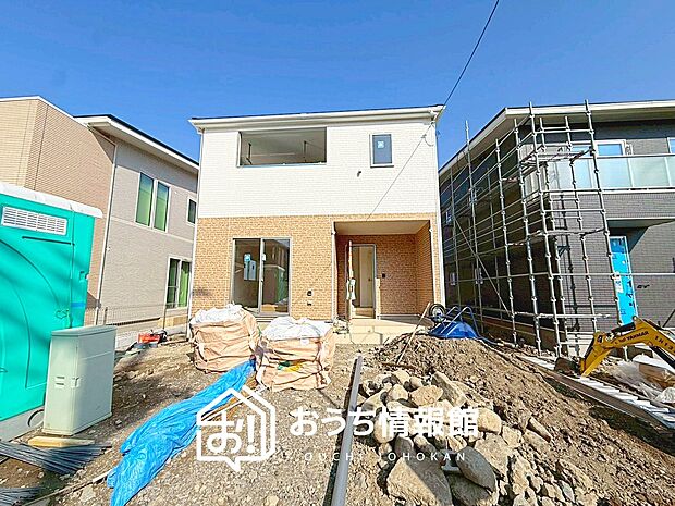 【現地写真（外観）【2号地】】軽くて火災に強い屋根材を採用し、地震時の建物への負担や揺れを軽減しています。