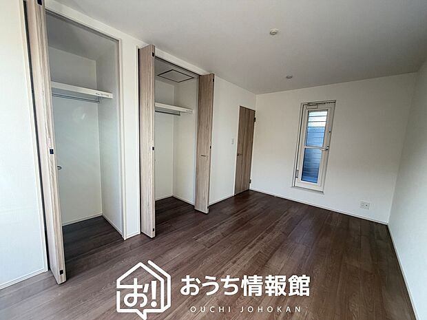 【現地写真（寝室）】木目の美しさを際立たせるシンプルデザインの建具を使用しています。