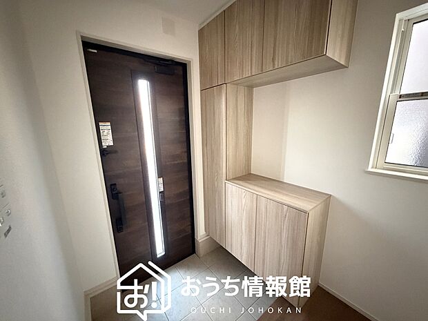 【現地写真（玄関）】玄関には、大型のシューズ収納を設置しています。