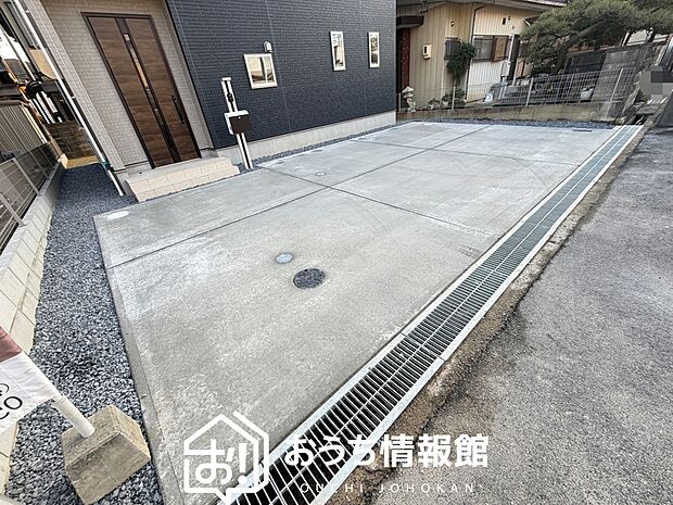 【現地写真（駐車場）】駐車スペースが広く、運転が苦手な方も安心です。