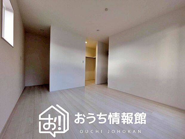 【現地写真（寝室）】木目の美しさを際立たせるシンプルデザインの建具を使用しています。