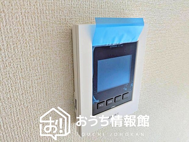 【TVモニター付インターホン】録画機能付きで、自動録画のほか、手動録画もできます。
受話、呼出音量の調整、明るさ調整が可能です。また、来訪者をズーム機能でズームアップして確認できます。