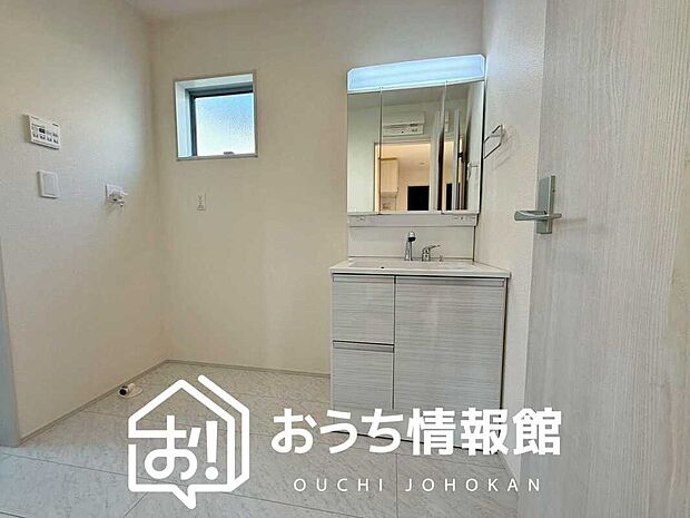 【洗面台・洗面所】鏡の両サイドは、必要なものを取出しやすく、大きな鏡面で朝の準備も快適。
使いやすいリフトアップ機能付きのシングルレバーシャワー水栓付です。