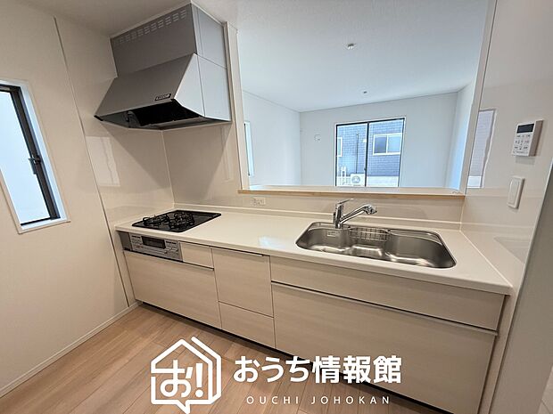 【現地写真（キッチン）】収納たっぷりのシステムキッチン、浄水器付水栓を標準装備しています。