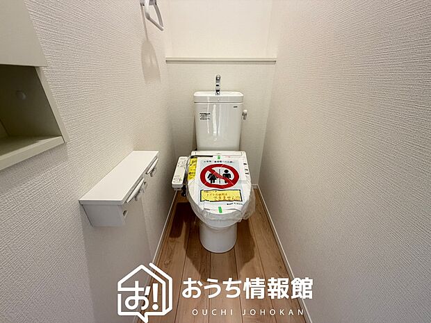 【トイレ】汚れてもサッとひと拭きでお手入れ簡単、エコ仕様の温水洗浄便座付きのトイレです。
バリアフリーにも配慮しています。