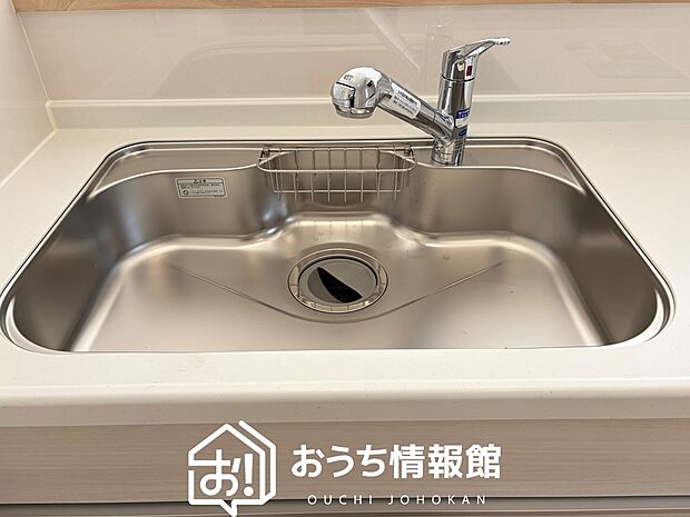 【浄水器内臓ハンドシャワー付シンク】広々とした凸型シンクに洗剤ポケットを標準装備。すっきり収納できます。
また、蛇口の先端に浄水器を内蔵しているため場所をとりません。

