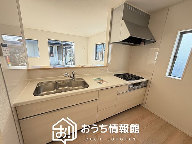 【現地写真（キッチン）】収納たっぷりのシステムキッチン、浄水器付水栓を標準装備しています。