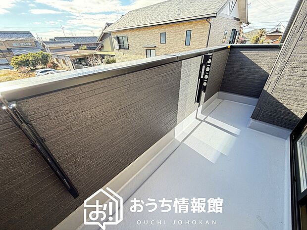 【バルコニー】奥行きが広く、洗濯物をゆったりと干せる十分な広さで、家族の洗濯も捗ります。