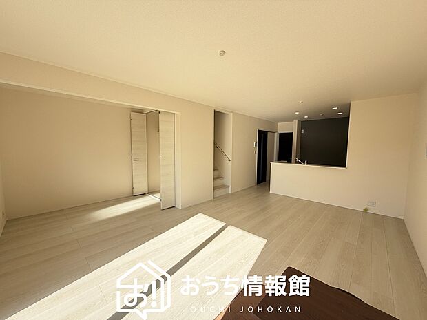 【現地写真（リビング）】フローリング材には、木目、色調など木材特有の風合いがあり、ナチュラルな美しさになっています。