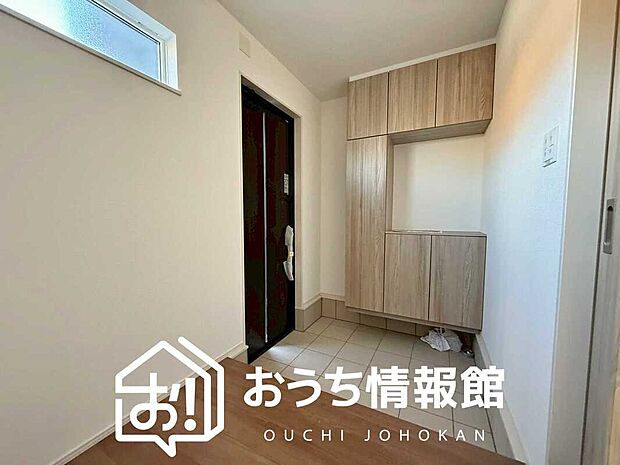 【現地写真（玄関）】玄関には、大型のシューズ収納を設置しています。