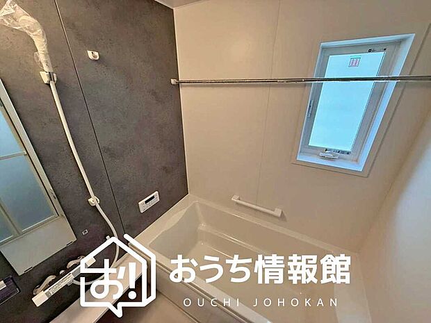 【現地写真（浴室）】浴室暖房乾燥機付き。１坪タイプで広々です。