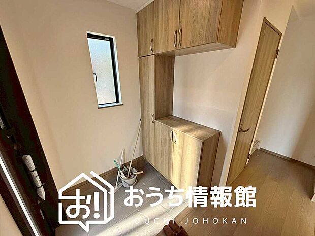 【現地写真（玄関）】玄関には、大型のシューズ収納を設置しています。