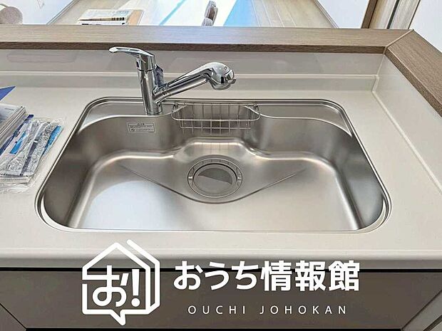 【浄水器内臓ハンドシャワー付シンク】広々とした凸型シンクに洗剤ポケットを標準装備。すっきり収納できます。
また、蛇口の先端に浄水器を内蔵しているため場所をとりません。