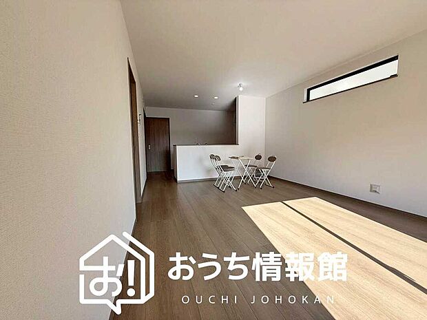 【現地写真（リビング）】フローリング材には、木目、色調など木材特有の風合いがあり、ナチュラルな美しさになっています。