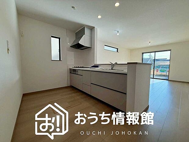 【現地写真（キッチン）】収納たっぷりのシステムキッチン、浄水器付水栓を標準装備しています。