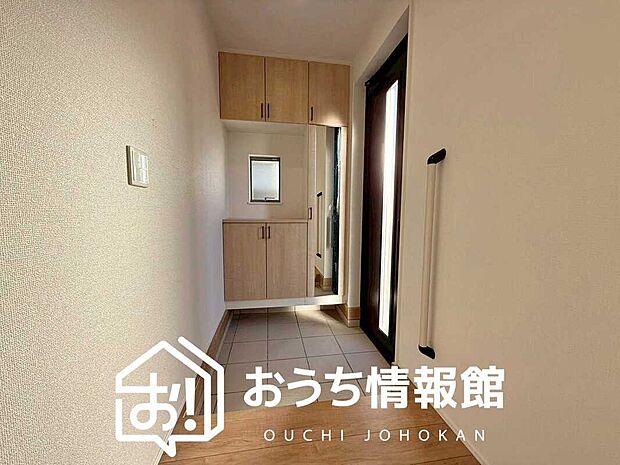 【現地写真（玄関）】玄関には、大型のシューズ収納を設置しています。