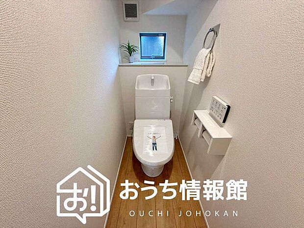 【トイレ】汚れてもサッとひと拭きでお手入れ簡単、エコ仕様の温水洗浄便座付きのトイレです。
バリアフリーにも配慮しています。
