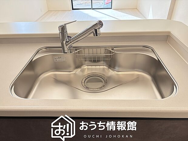【浄水器内臓ハンドシャワー付シンク】傷や汚れが付きにくい静音仕様の全面エンボス加工シンク。
また、蛇口の先端に浄水器を内蔵。浄水シャワーが使える毎分4リットルのたっぷり浄水。
