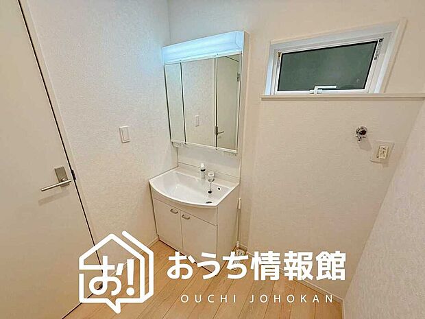 【洗面台・洗面所】鏡の両サイドは、必要なものを取出しやすく、大きな鏡面で朝の準備も快適。
使いやすいリフトアップ機能付きのシングルレバーシャワー水栓付です。