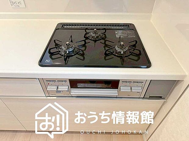 【ビルトインコンロ】フラットな構造で清掃性が高く、過熱防止センサー付３口タイプで日頃の家事も快適です。