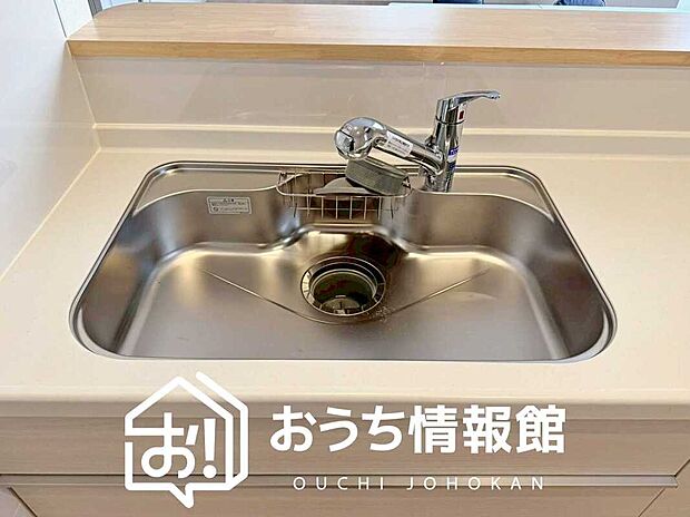 【浄水器内臓ハンドシャワー付シンク】広々とした凸型シンクに洗剤ポケットを標準装備。すっきり収納できます。
また、蛇口の先端に浄水器を内蔵しているため場所をとりません。