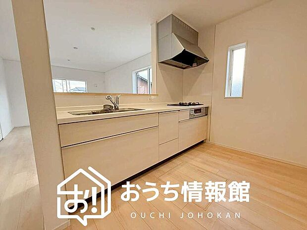 【現地写真（キッチン）】収納たっぷりのシステムキッチン、浄水器付水栓を標準装備しています。