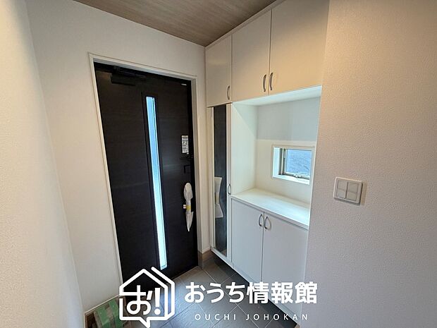 【現地写真（玄関）】玄関には、大型のシューズ収納を設置しています。