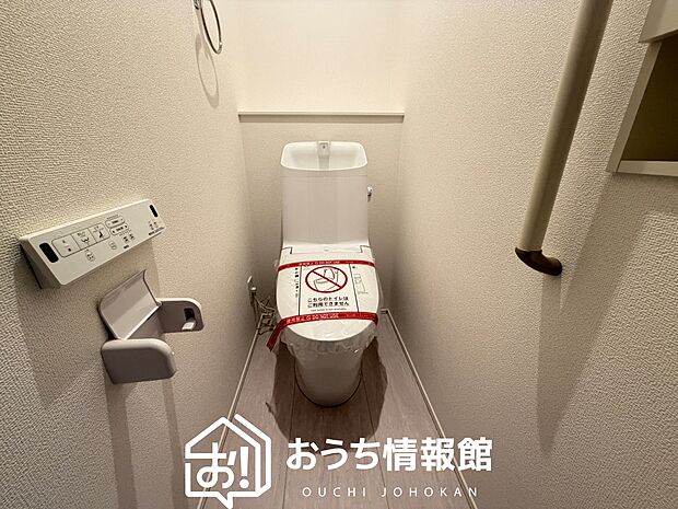 【トイレ】汚れてもサッとひと拭きでお手入れ簡単、エコ仕様の温水洗浄便座付きのトイレです。
バリアフリーにも配慮しています。
