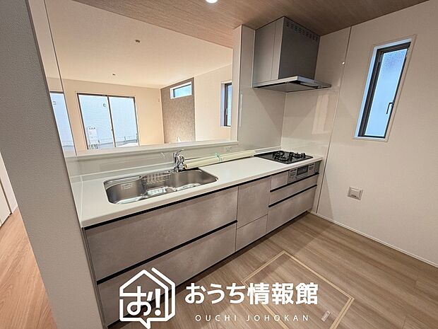 【現地写真（キッチン）】収納たっぷりのシステムキッチン、浄水器付水栓を標準装備しています。