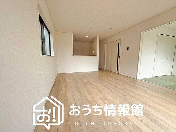 【現地写真（リビング）】フローリング材には、木目、色調など木材特有の風合いがあり、ナチュラルな美しさになっています。