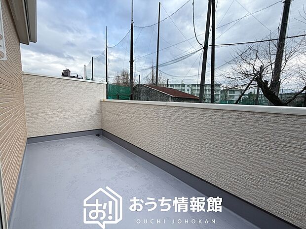 【バルコニー】奥行きが広く、洗濯物をゆったりと干せる十分な広さで、家族の洗濯も捗ります。