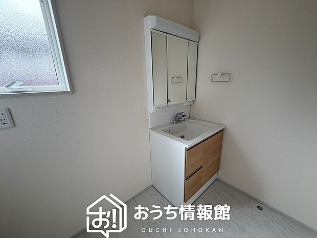 【洗面台・洗面所】鏡の両サイドは、必要なものを取出しやすく、大きな鏡面で朝の準備も快適。
使いやすいリフトアップ機能付きのシングルレバーシャワー水栓付です。