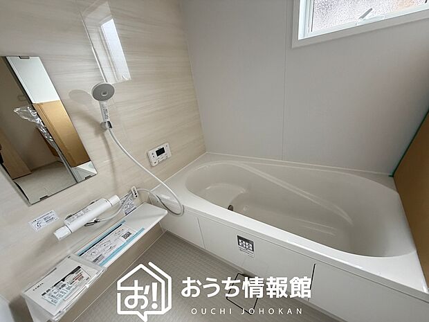 【現地写真（浴室）】浴室暖房乾燥機付き。１坪タイプで広々です。