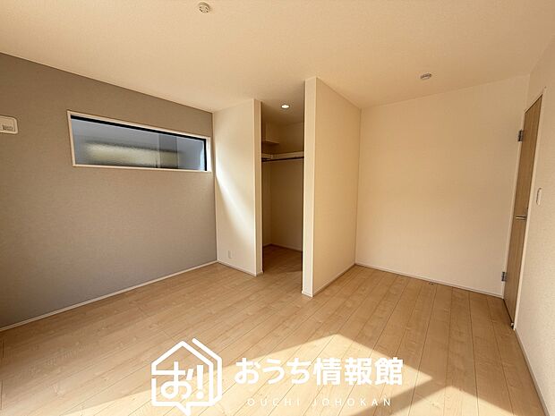 【現地写真（寝室）】木目の美しさを際立たせるシンプルデザインの建具を使用しています。